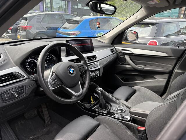 BMW X1 xDrive25e Sport Line | PHEV | Trekhaak | Head-Up | Elek. achterklep | Camera | Winterset |