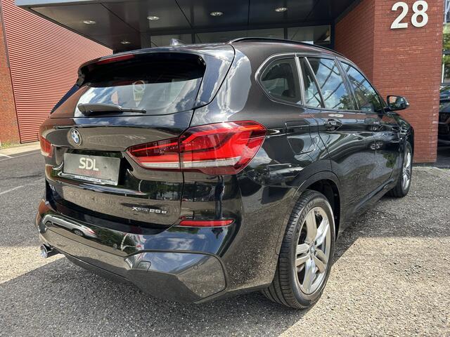 BMW X1 xDrive25e Executive M-Sport // FULL LED // NAVI // SPORTSTOELEN + STOELVERWARMING // PDC // ELEK. KOFFERKLEP