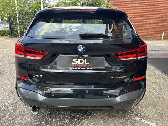 BMW X1 xDrive25e Executive M-Sport // FULL LED // NAVI // SPORTSTOELEN + STOELVERWARMING // PDC // ELEK. KOFFERKLEP