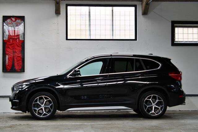 BMW X1 sDrive20i Orange Edition II | X-Line | Panoramadak | Head-Up | 18 inch | NL auto | 2e eigenaar |
