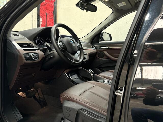 BMW X1 sDrive20i Orange Edition II | X-Line | Panoramadak | Head-Up | 18 inch | NL auto | 2e eigenaar |