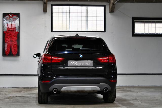 BMW X1 sDrive20i Orange Edition II | X-Line | Panoramadak | Head-Up | 18 inch | NL auto | 2e eigenaar |