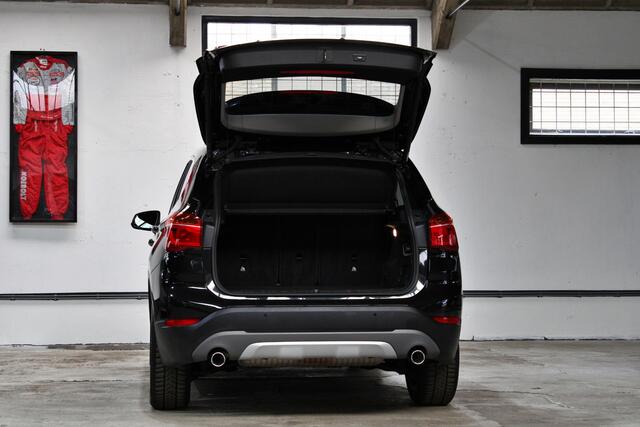 BMW X1 sDrive20i Orange Edition II | X-Line | Panoramadak | Head-Up | 18 inch | NL auto | 2e eigenaar |