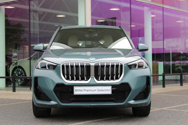 BMW X1 xDrive25e M Sport Automaat / Sportstoelen / Comfort Access / Achteruitrijcamera / Adaptieve LED / M Adaptief onderstel