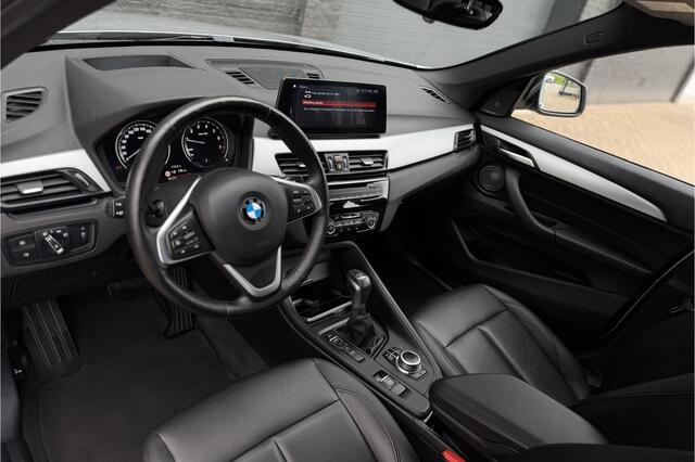 BMW X1 xDrive25e | Leder | Harman Kardon | Head-Up | Memory | Adaptive Cruise | Stoel + Stuurverwarming