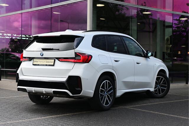 BMW X1 xDrive25e M Sport Automaat / Panoramadak / Trekhaak / Sportstoelen / M Adaptief onderstel / Comfort Access / Adaptieve LED / Parking Assistant Plus / Head-Up