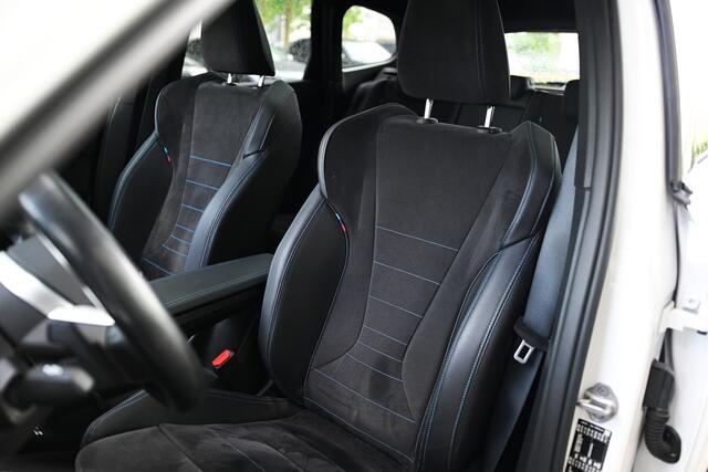 BMW X1 xDrive25e M Sport Automaat / Panoramadak / Trekhaak / Sportstoelen / M Adaptief onderstel / Comfort Access / Adaptieve LED / Parking Assistant Plus / Head-Up