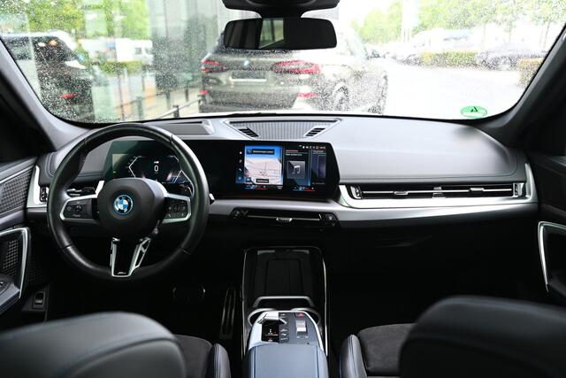 BMW X1 xDrive25e M Sport Automaat / Panoramadak / Trekhaak / Sportstoelen / M Adaptief onderstel / Comfort Access / Adaptieve LED / Parking Assistant Plus / Head-Up