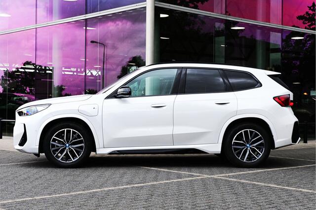 BMW X1 xDrive25e M Sport Automaat / Panoramadak / Trekhaak / Sportstoelen / M Adaptief onderstel / Comfort Access / Adaptieve LED / Parking Assistant Plus / Head-Up