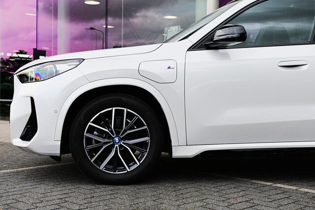BMW X1 xDrive25e M Sport Automaat / Panoramadak / Trekhaak / Sportstoelen / M Adaptief onderstel / Comfort Access / Adaptieve LED / Parking Assistant Plus / Head-Up