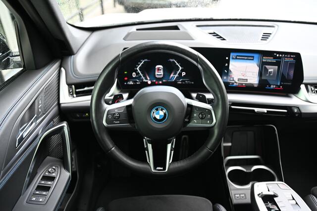 BMW X1 xDrive25e M Sport Automaat / Panoramadak / Trekhaak / Sportstoelen / M Adaptief onderstel / Comfort Access / Adaptieve LED / Parking Assistant Plus / Head-Up