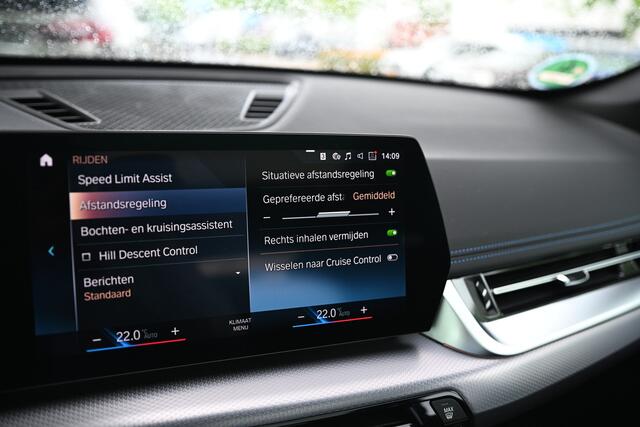 BMW X1 xDrive25e M Sport Automaat / Panoramadak / Trekhaak / Sportstoelen / M Adaptief onderstel / Comfort Access / Adaptieve LED / Parking Assistant Plus / Head-Up