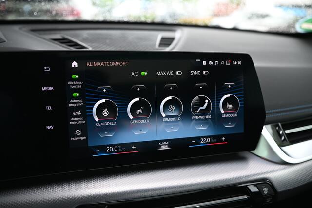 BMW X1 xDrive25e M Sport Automaat / Panoramadak / Trekhaak / Sportstoelen / M Adaptief onderstel / Comfort Access / Adaptieve LED / Parking Assistant Plus / Head-Up
