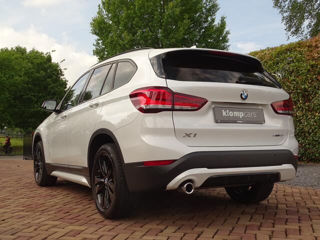 BMW X1 sDrive18i | Handbak | Uniek | PearlWeiss | Leer | Nav | All-black! | Privacy glass