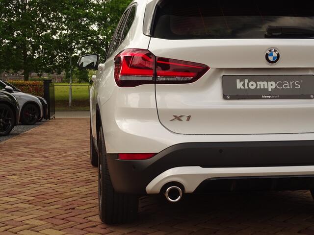 BMW X1 sDrive18i | Handbak | Uniek | PearlWeiss | Leer | Nav | All-black! | Privacy glass