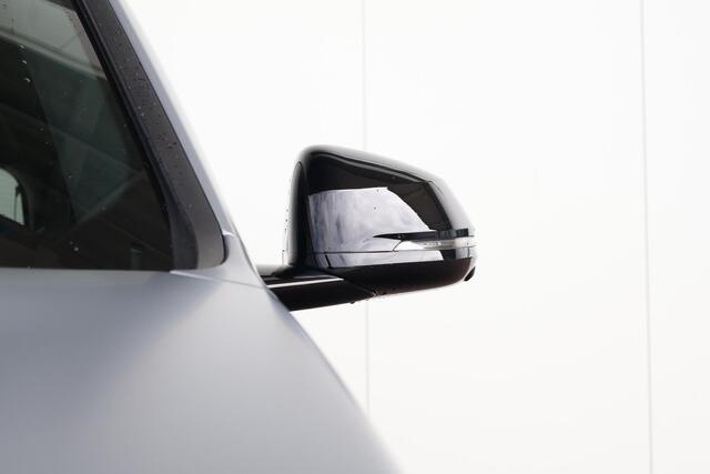 BMW X1 xDrive30e | Sport Pakket Pro | Pano Dak | M-Sportstoelen | Harman Kardon | Driving Assistant Professional | 20'' LM | Elektr. Verstelbare Voorstoelen | Head-Up |