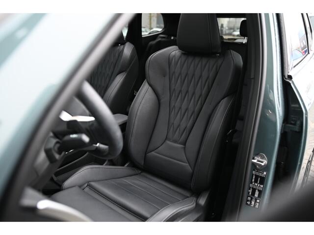 BMW X1 xDrive23i M Sport Automaat / Panoramadak / Trekhaak / Sportstoelen / Head-Up / M Adaptief onderstel / Adaptieve LED / Parking Assistant Plus
