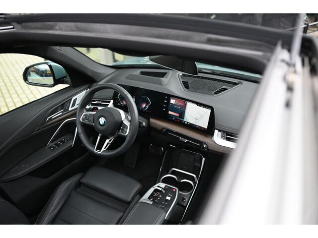BMW X1 xDrive23i M Sport Automaat / Panoramadak / Trekhaak / Sportstoelen / Head-Up / M Adaptief onderstel / Adaptieve LED / Parking Assistant Plus