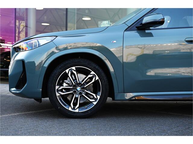 BMW X1 xDrive23i M Sport Automaat / Panoramadak / Trekhaak / Sportstoelen / Head-Up / M Adaptief onderstel / Adaptieve LED / Parking Assistant Plus