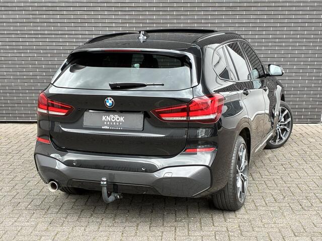 BMW X1 xDrive25e High Executive M Sport Pakket Automaat / Panoramadak / Trekhaak / Shadow Line / LED / Head-up Display / Sportstoelen / 19 Inch / Leder / Parkeersensoren voor+achter / Stoelverwarming / Harman Kardon / Achteruitrijcamera / Stuurwielverwarming / E