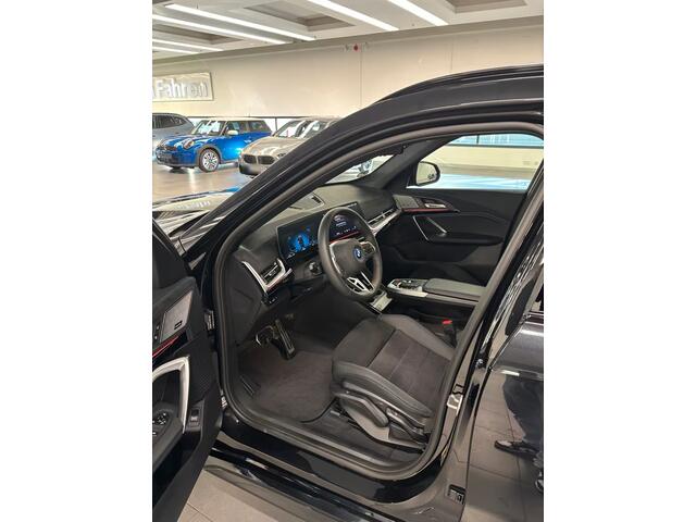 BMW X1 xDrive25e M Sport Premium pakket Harman-Kardon Panoramadak Trekhaak Adaptieve Cruise Control Keyless Entry Stuurwielverwarming Rij tot 92 KM volledig elektrisch (WLTP)!