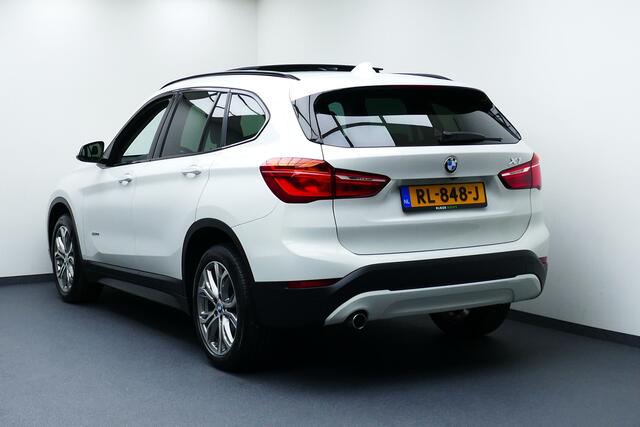 BMW X1 sDrive18i High Executive. Panodak, Leer, Stoelverw, Navi, Camera, 18"LMV, Haak 1700kg