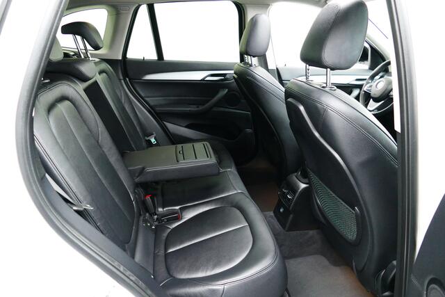 BMW X1 sDrive18i High Executive. Panodak, Leer, Stoelverw, Navi, Camera, 18"LMV, Haak 1700kg