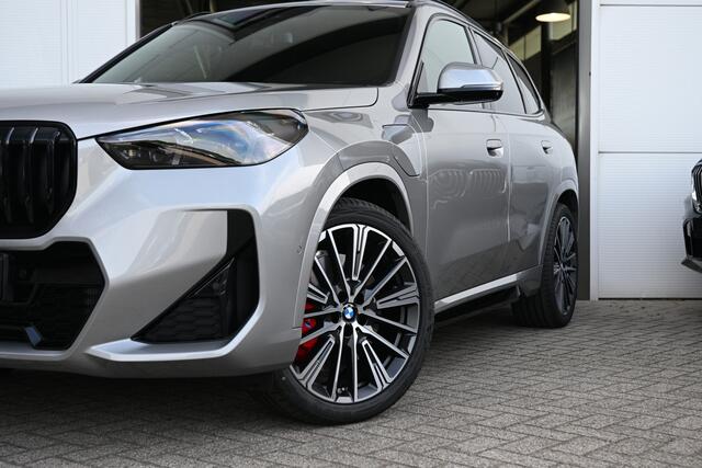 BMW X1 xDrive25e M Sport Automaat / Panoramadak / Trekhaak / Sportstoelen / M Adaptief onderstel / Adaptieve LED / Parking Assistant Plus / Comfort Access