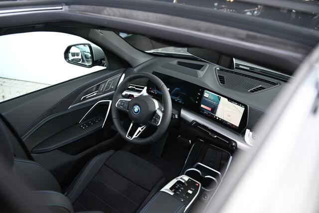 BMW X1 xDrive25e M Sport Automaat / Panoramadak / Trekhaak / Sportstoelen / M Adaptief onderstel / Adaptieve LED / Parking Assistant Plus / Comfort Access