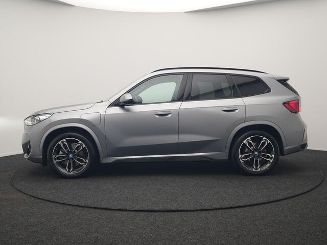BMW X1 xDrive30e M Sport PHEV 326pk Dealer O.H | Trekhaak Af Fabriek | Adaptive Cruise | Head Up | Harman / Kardon | 360 Camera | Alcantara Sportstoelen Massage & Memory | Adaptive Onderstel | Widescreen Navi | Stoelen & Stuur Verwarmd | Blis | Keyless | Apple C