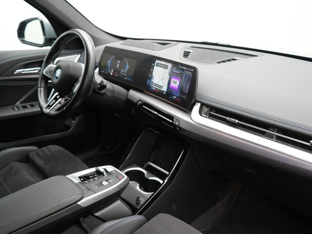 BMW X1 xDrive30e M Sport PHEV 326pk Dealer O.H | Trekhaak Af Fabriek | Adaptive Cruise | Head Up | Harman / Kardon | 360 Camera | Alcantara Sportstoelen Massage & Memory | Adaptive Onderstel | Widescreen Navi | Stoelen & Stuur Verwarmd | Blis | Keyless | Apple C