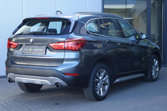 BMW X1 xDrive20i High Executive / Panorama / Sportstoelen