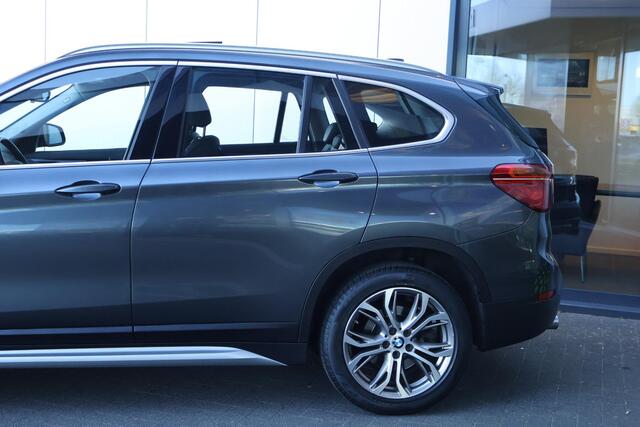 BMW X1 xDrive20i High Executive / Panorama / Sportstoelen