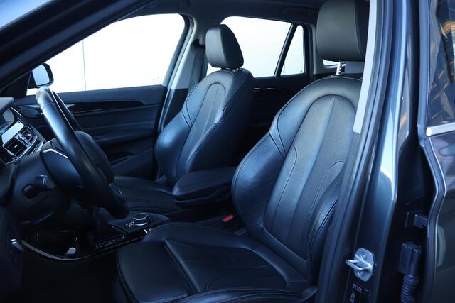 BMW X1 xDrive20i High Executive / Panorama / Sportstoelen