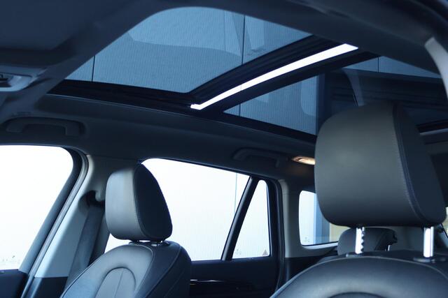 BMW X1 xDrive20i High Executive / Panorama / Sportstoelen