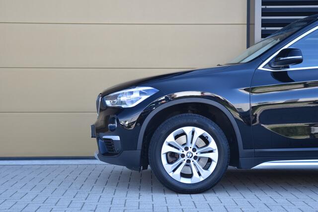 BMW X1 sDrive20i High Executive * LED * Leder * Head-up * Stoelverwarming * X-Line *