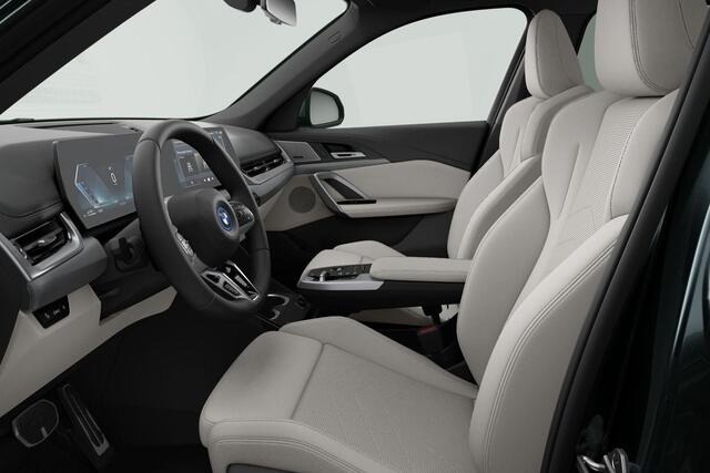 BMW X1 xDrive25e M-Sport 19 Inch / Comfort Acces / Glazen Schuifdak / Getinte Ramen / Binnen & Buitenspiegel Automatisch Dimmend / Electrisch Verstelbare Voorstoel / Stoelverwarming / Adaptieve Led / Driving Assistant / Driving Assistant Plus / Harman Kardon