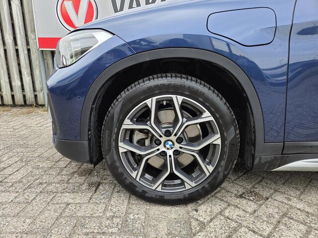 BMW X1 xDrive25e Executive xLine 18"/Keyless/Memory + stoelverwarming/Camera/Elektrische Klep/LED/DAB/Navigatie/PDC