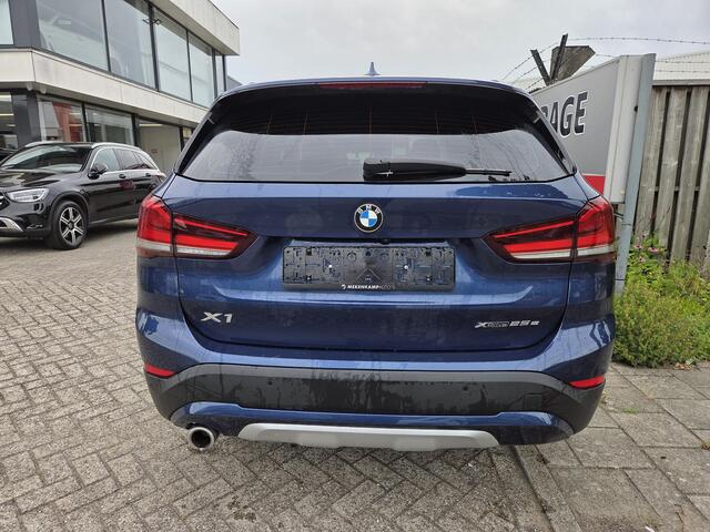 BMW X1 xDrive25e Executive xLine 18"/Keyless/Memory + stoelverwarming/Camera/Elektrische Klep/LED/DAB/Navigatie/PDC