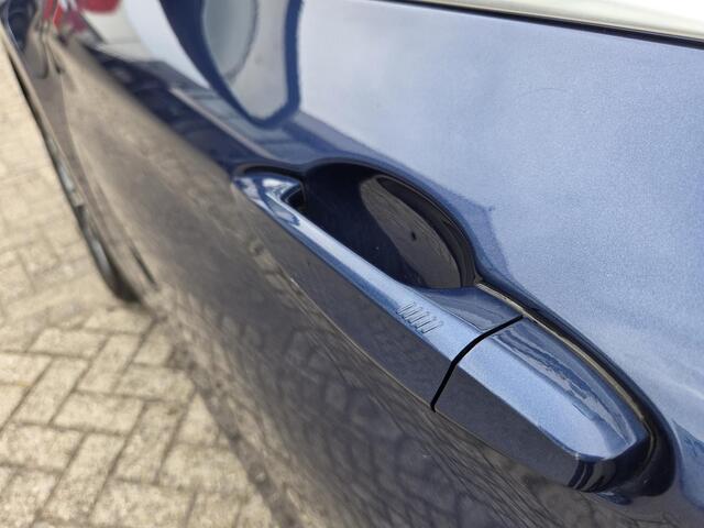 BMW X1 xDrive25e Executive xLine 18"/Keyless/Memory + stoelverwarming/Camera/Elektrische Klep/LED/DAB/Navigatie/PDC