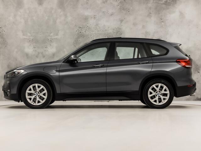 BMW X1 xDrive25e High Executive 221Pk Automaat (PANORAMADAK, DEALER ONDERHOUDEN, M STUUR, GROOT NAVI, HARMAN/KARDON, STOELVERWARMING, CAMERA, CRUISE, NIEUWSTAAT)