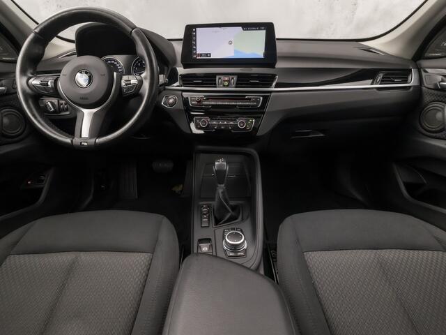 BMW X1 xDrive25e High Executive 221Pk Automaat (PANORAMADAK, DEALER ONDERHOUDEN, M STUUR, GROOT NAVI, HARMAN/KARDON, STOELVERWARMING, CAMERA, CRUISE, NIEUWSTAAT)