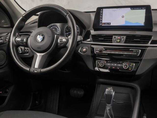 BMW X1 xDrive25e High Executive 221Pk Automaat (PANORAMADAK, DEALER ONDERHOUDEN, M STUUR, GROOT NAVI, HARMAN/KARDON, STOELVERWARMING, CAMERA, CRUISE, NIEUWSTAAT)