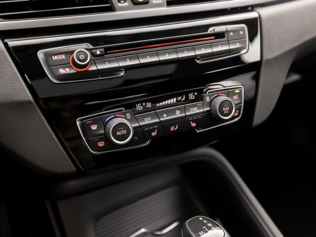 BMW X1 xDrive25e High Executive 221Pk Automaat (PANORAMADAK, DEALER ONDERHOUDEN, M STUUR, GROOT NAVI, HARMAN/KARDON, STOELVERWARMING, CAMERA, CRUISE, NIEUWSTAAT)