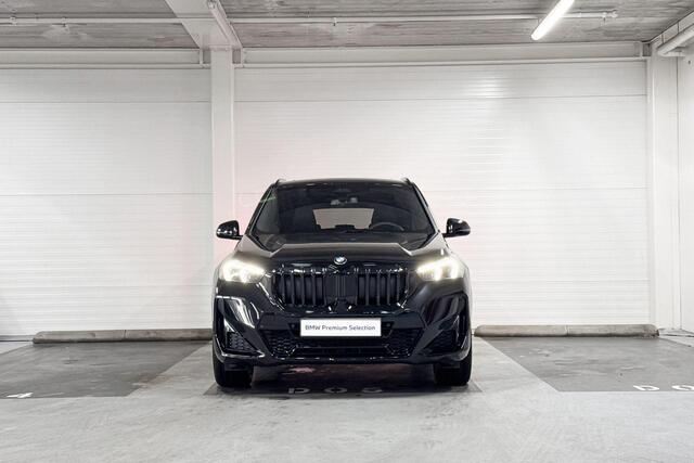BMW X1 sDrive20i | M-Sport | Travel Pack | Premium Pack | Driving Assistant Plus | Harman/Kardon | Stoelverwarming | Panoramadak | Trekhaak | Comfort Access