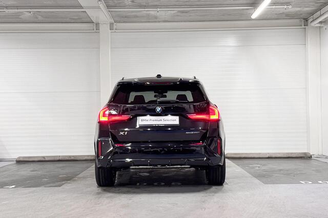 BMW X1 sDrive20i | M-Sport | Travel Pack | Premium Pack | Driving Assistant Plus | Harman/Kardon | Stoelverwarming | Panoramadak | Trekhaak | Comfort Access