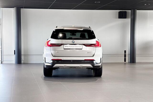 BMW X1 sDrive18i | X Line | Glazen Panoramadak | Achteruitrijcamera | Trekhaak |