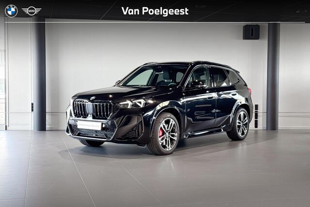 BMW X1 sDrive20i | M Sport Pro | Glazen Panoramadak | Harman Kardon | Stoelverwarming | Trekhaak |