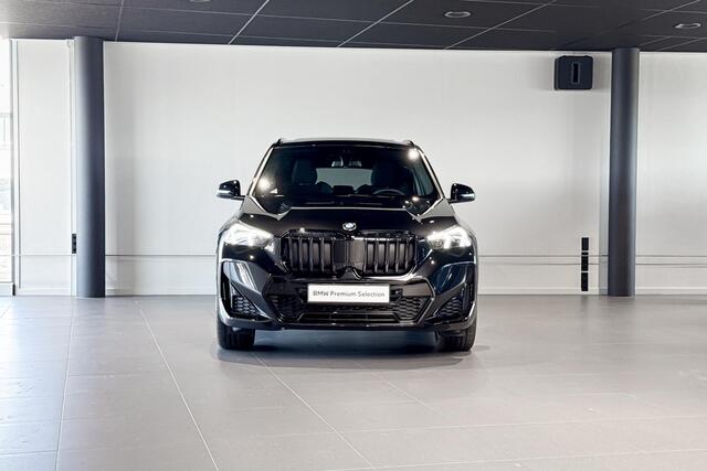 BMW X1 sDrive20i | M Sport Pro | Glazen Panoramadak | Harman Kardon | Stoelverwarming | Trekhaak |