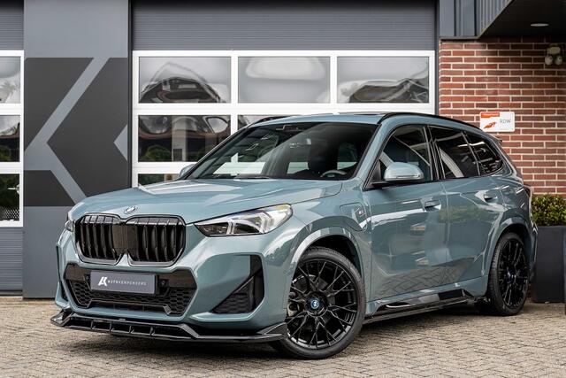 BMW X1 25e xDrive M Sport | Panorama | Shadow | Maxton | Camera | Elek. Trekhaak | Adap. led | Stoelverwarming | 20' inch |